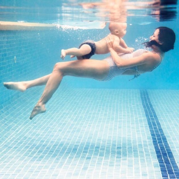 Mutter schwimmt mit Baby © Alija/iStockPhoto.com