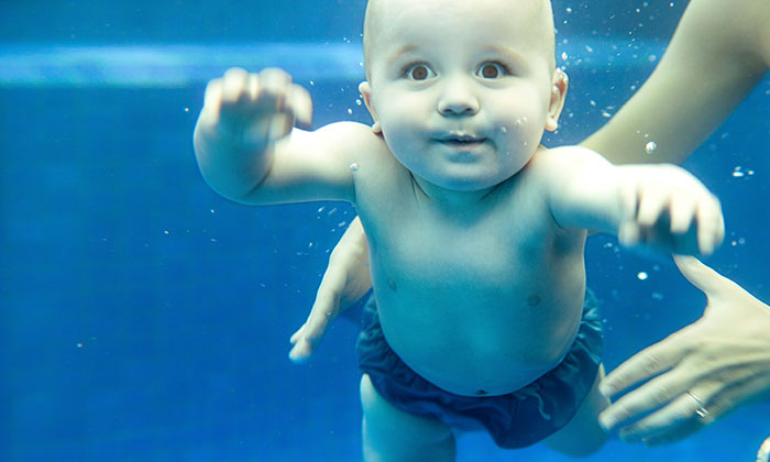 Baby unter Wasser © Alija/AdobeStock