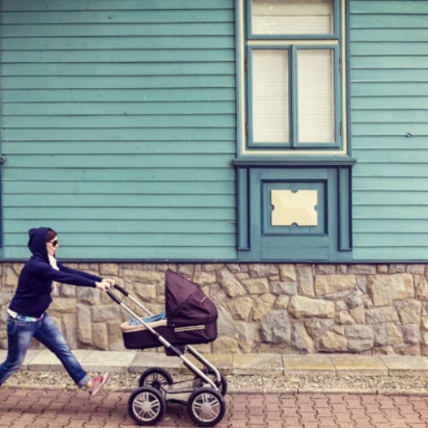 Mutter schiebt Kinderwagen © AdobeStock
