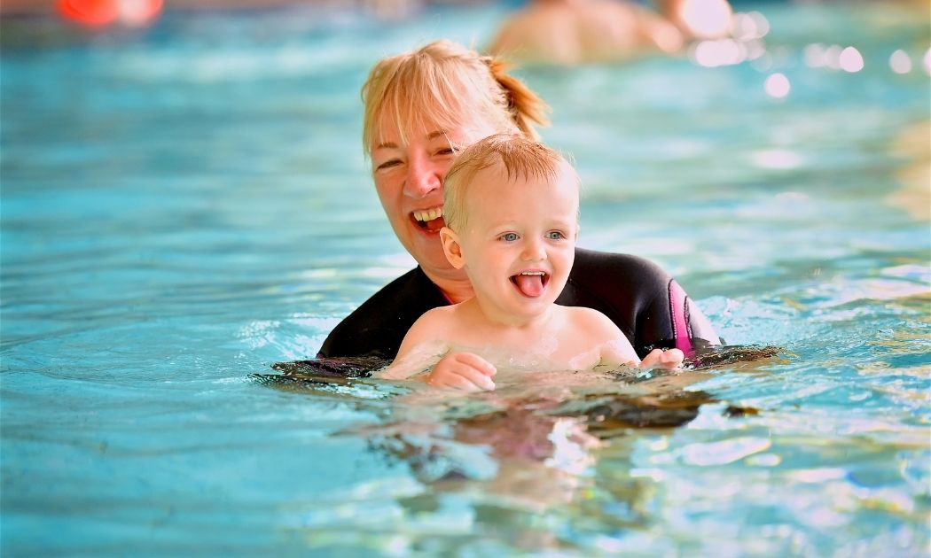 Frau mit Baby im Wasser © arjenmulderfotografie