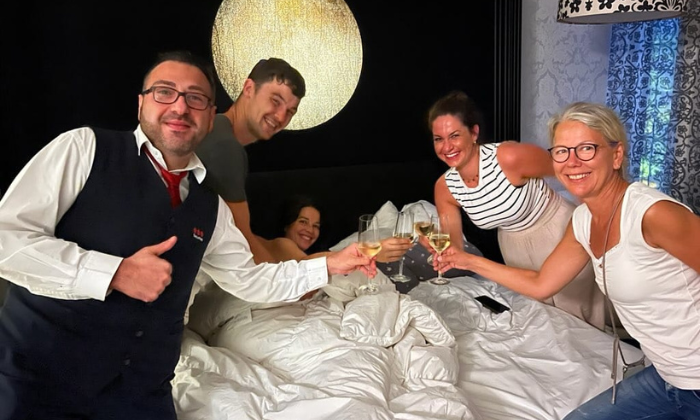 Menschen stehen um Bett mit Mutter und Baby © privat