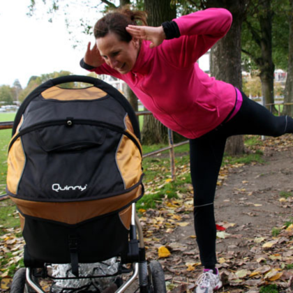 Mutter mit Kinderwagen macht Sport © Angelika Staub