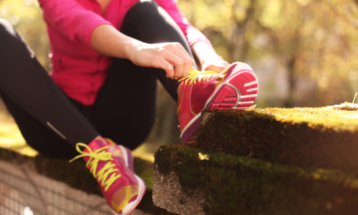 Frau zieht sich Laufschuhe an © Peter Atkins/Adobe Stock