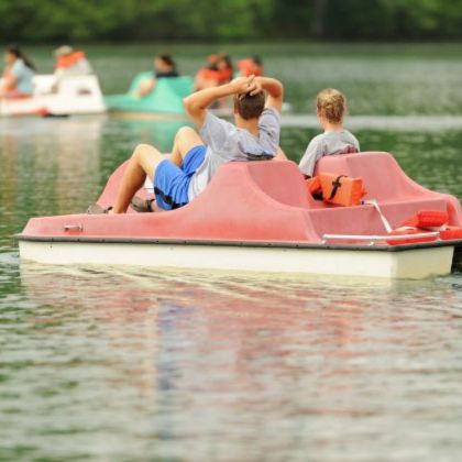Tretboot fahren auf dem Weiher © sshepard/Canva
