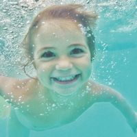 Kind taucht unter Wasser © Lisa5201 / iStockPhoto.com
