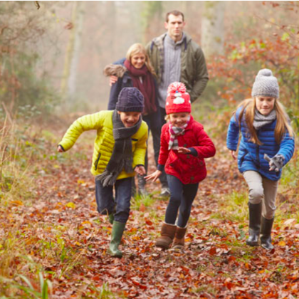 Kinder laufen durch Wald