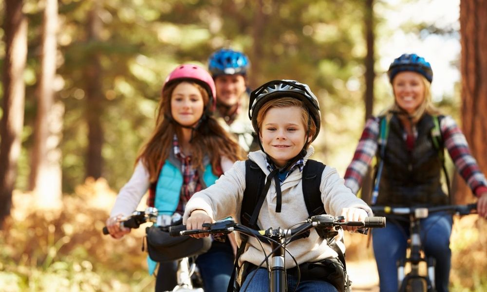 Familie unternimmt Radtour © Monkey Business/Adobe Stock