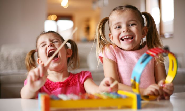 Kinder die in einem Kurs Musik machen.