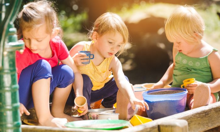 Kinder die gemeinsam Spielen