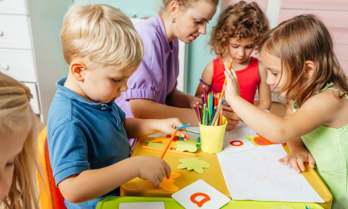 Kinder die gemeinsam eine Sprache lernen