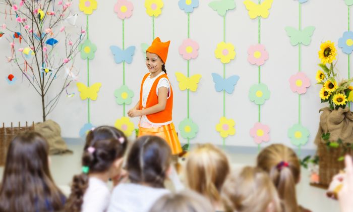 Kind das auf der Bühne Theater spielt